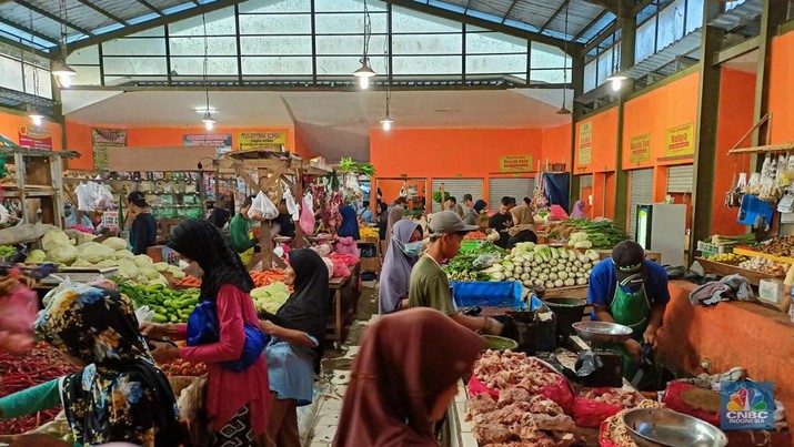 Penjual daging sapi di Pasar Rakyat Tamansari, Bogor, Kamis (7/4/2022). (CNBC Indonesia/Ferry Sandi)