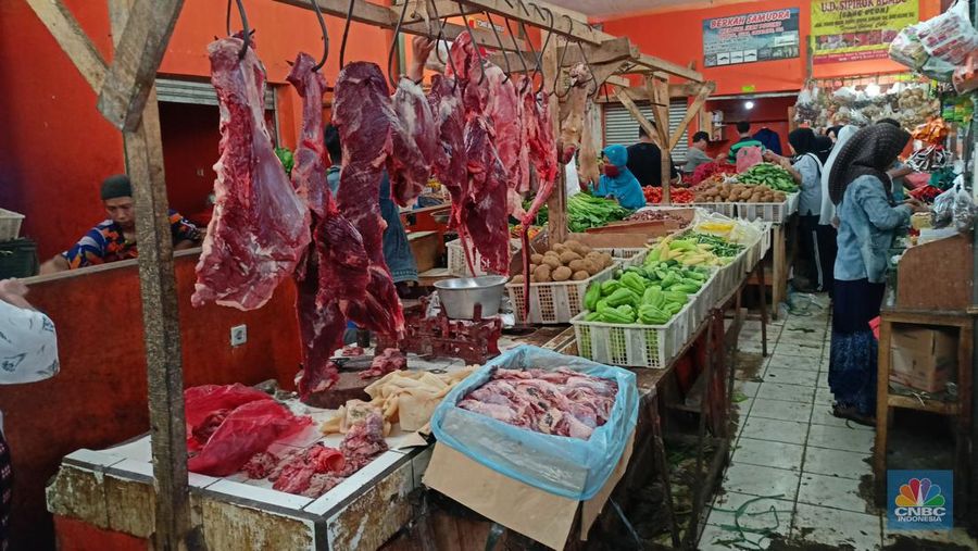 Penjual daging sapi di Pasar Rakyat Tamansari, Bogor, Kamis (7/4/2022). (վ/Ferry Sandi)