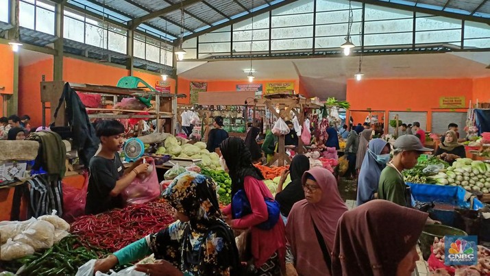 Penjual daging sapi di Pasar Rakyat Tamansari, Bogor, Kamis (7/4/2022). (CNBC Indonesia/Ferry Sandi)