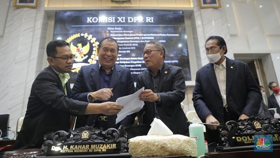 Wakil Ketua Komisi XI DPR Amir Uskara (kiri), Ketua Komisi XI DPR Kahar Muzakir (kedua kiri), Wakil Ketua Komisi XI DPR Dolfie (kedua kanan), Wakil Ketua Komisi XI DPR Achmad Hatari (kanan) dalam acara Fit n Proper Test Calon Anggota Dewan Komisioner OJK, Kamis, (7/4/2022). (CNBC Indonesia/Muhammad Sabki)