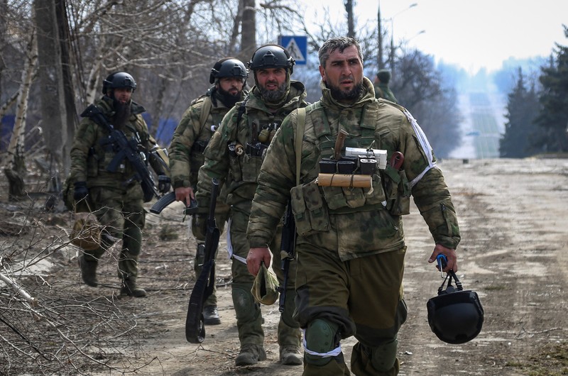 Kepala Republik Chechnya Ramzan Kadyrov menghadiri pertemuan dengan komandan pasukan gabungan ke-8 Rusia Distrik Militer Selatan dan unit pasukan khusus di pusat operasi selama konflik Ukraina-Rusia di kota Mariupol, Ukraina. (REUTERS/CHINGIS KONDAROV) Kepala Republik Chechnya Ramzan Kadyrov menghadiri pertemuan dengan komandan pasukan gabungan ke-8 Rusia Distrik Militer Selatan dan unit pasukan khusus di pusat operasi selama konflik Ukraina-Rusia di kota Mariupol, Ukraina. (REUTERS/CHINGIS KONDAROV)
