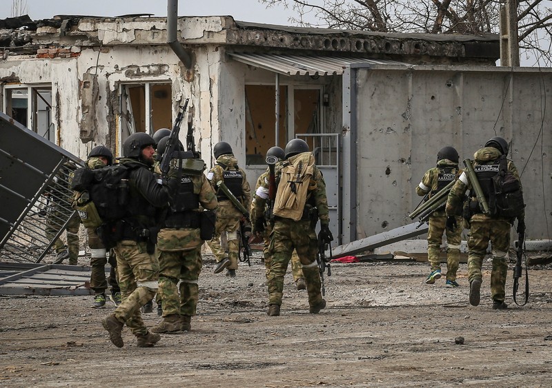 Kepala Republik Chechnya Ramzan Kadyrov menghadiri pertemuan dengan komandan pasukan gabungan ke-8 Rusia Distrik Militer Selatan dan unit pasukan khusus di pusat operasi selama konflik Ukraina-Rusia di kota Mariupol, Ukraina. (REUTERS/CHINGIS KONDAROV) Kepala Republik Chechnya Ramzan Kadyrov menghadiri pertemuan dengan komandan pasukan gabungan ke-8 Rusia Distrik Militer Selatan dan unit pasukan khusus di pusat operasi selama konflik Ukraina-Rusia di kota Mariupol, Ukraina. (REUTERS/CHINGIS KONDAROV)