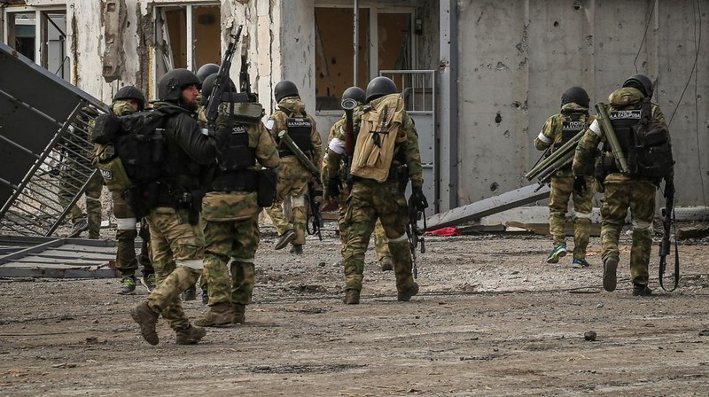 Kepala Republik Chechnya Ramzan Kadyrov menghadiri pertemuan dengan komandan pasukan gabungan ke-8 Rusia Distrik Militer Selatan dan unit pasukan khusus di pusat operasi selama konflik Ukraina-Rusia di kota Mariupol, Ukraina. (REUTERS/CHINGIS KONDAROV)