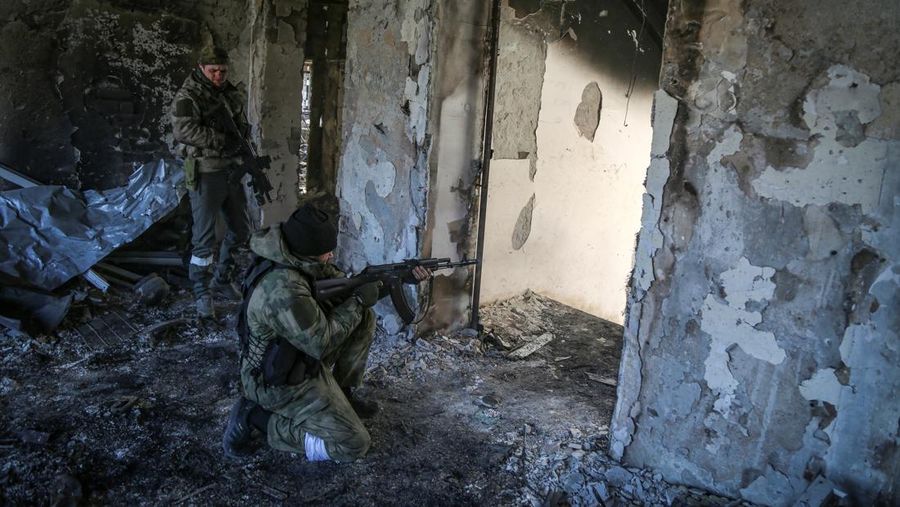 Anggota layanan dari Republik Chechnya terlihat pada posisi selama pertempuran dalam konflik Ukraina-Rusia di kota Mariupol, Ukraina. (REUTERS/STRINGER)