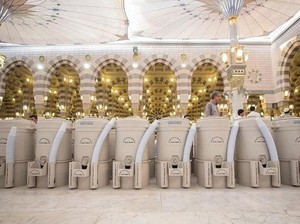 Jemaah, Diam-diam Bawa Air Zamzam di Koper Bisa Didenda Rp 25 Juta