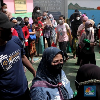 Potret Warga Rela Antre Pangan Bersubsidi
