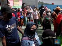 Potret Warga Rela Antre Pangan Bersubsidi