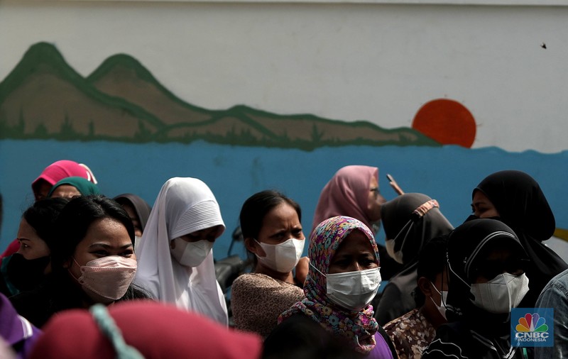 Indonesian Warga mengantri dalam distribusi pangan bersubsidi di Ruang Publik Terpadu Rumah Anak (RPTRA) Anggrek Lebak Bulus, Jakarta, Jumat, (8/4/2022). (CNBC Indonesia/Muhammad Sabki) Indonesian Warga mengantri dalam distribusi pangan bersubsidi di Ruang Publik Terpadu Rumah Anak (RPTRA) Anggrek Lebak Bulus, Jakarta, Jumat, (8/4/2022). (CNBC Indonesia/Muhammad Sabki)
