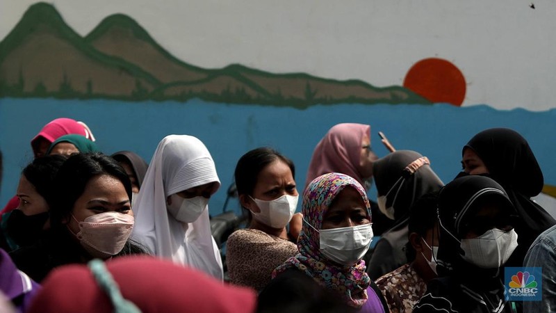 Indonesian Warga mengantri dalam distribusi pangan bersubsidi di Ruang Publik Terpadu Rumah Anak (RPTRA) Anggrek Lebak Bulus, Jakarta, Jumat, (8/4/2022). (CNBC Indonesia/Muhammad Sabki)