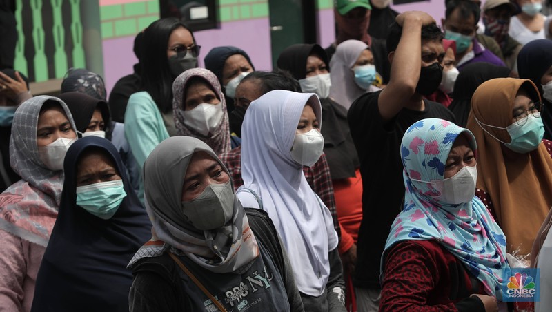 Indonesian Warga mengantri dalam distribusi pangan bersubsidi di Ruang Publik Terpadu Rumah Anak (RPTRA) Anggrek Lebak Bulus, Jakarta, Jumat, (8/4/2022). (CNBC Indonesia/Muhammad Sabki) Indonesian Warga mengantri dalam distribusi pangan bersubsidi di Ruang Publik Terpadu Rumah Anak (RPTRA) Anggrek Lebak Bulus, Jakarta, Jumat, (8/4/2022). (CNBC Indonesia/Muhammad Sabki)