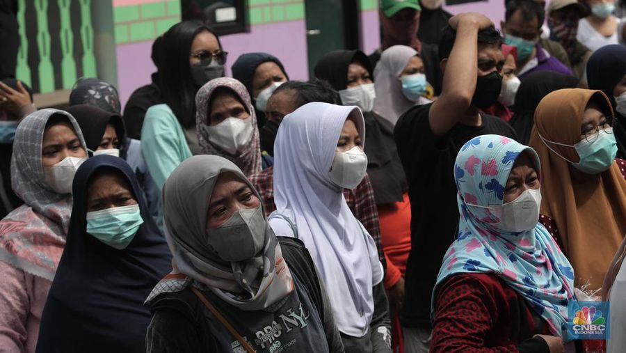 Indonesian Warga mengantri dalam distribusi pangan bersubsidi di Ruang Publik Terpadu Rumah Anak (RPTRA) Anggrek Lebak Bulus, Jakarta, Jumat, (8/4/2022). (CNBC Indonesia/Muhammad Sabki)