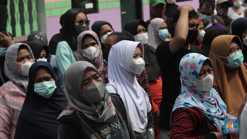 Indonesian Warga mengantri dalam distribusi pangan bersubsidi di Ruang Publik Terpadu Rumah Anak (RPTRA) Anggrek Lebak Bulus, Jakarta, Jumat, (8/4/2022). (CNBC Indonesia/Muhammad Sabki)
