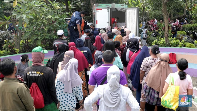 Indonesian Warga mengantri dalam distribusi pangan bersubsidi di Ruang Publik Terpadu Rumah Anak (RPTRA) Anggrek Lebak Bulus, Jakarta, Jumat, (8/4/2022). (CNBC Indonesia/Muhammad Sabki)