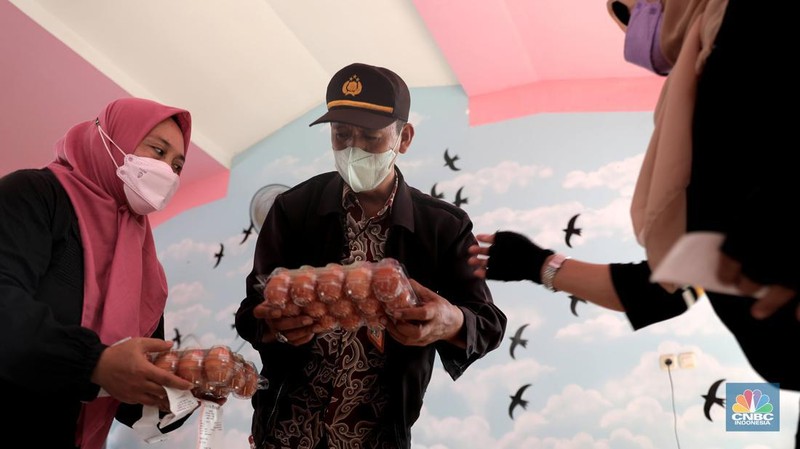 Indonesian Warga mengantri dalam distribusi pangan bersubsidi di Ruang Publik Terpadu Rumah Anak (RPTRA) Anggrek Lebak Bulus, Jakarta, Jumat, (8/4/2022). (CNBC Indonesia/Muhammad Sabki)