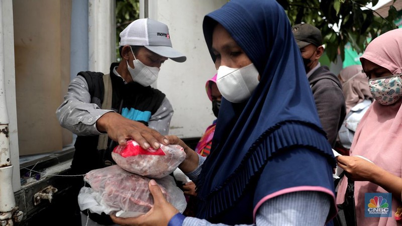Indonesian Warga mengantri dalam distribusi pangan bersubsidi di Ruang Publik Terpadu Rumah Anak (RPTRA) Anggrek Lebak Bulus, Jakarta, Jumat, (8/4/2022). (CNBC Indonesia/Muhammad Sabki)
