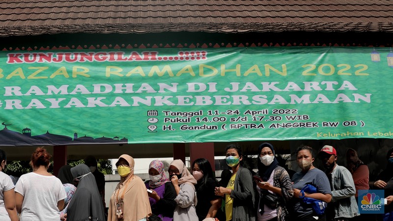 Indonesian Warga mengantri dalam distribusi pangan bersubsidi di Ruang Publik Terpadu Rumah Anak (RPTRA) Anggrek Lebak Bulus, Jakarta, Jumat, (8/4/2022). (CNBC Indonesia/Muhammad Sabki) Indonesian Warga mengantri dalam distribusi pangan bersubsidi di Ruang Publik Terpadu Rumah Anak (RPTRA) Anggrek Lebak Bulus, Jakarta, Jumat, (8/4/2022). (CNBC Indonesia/Muhammad Sabki)
