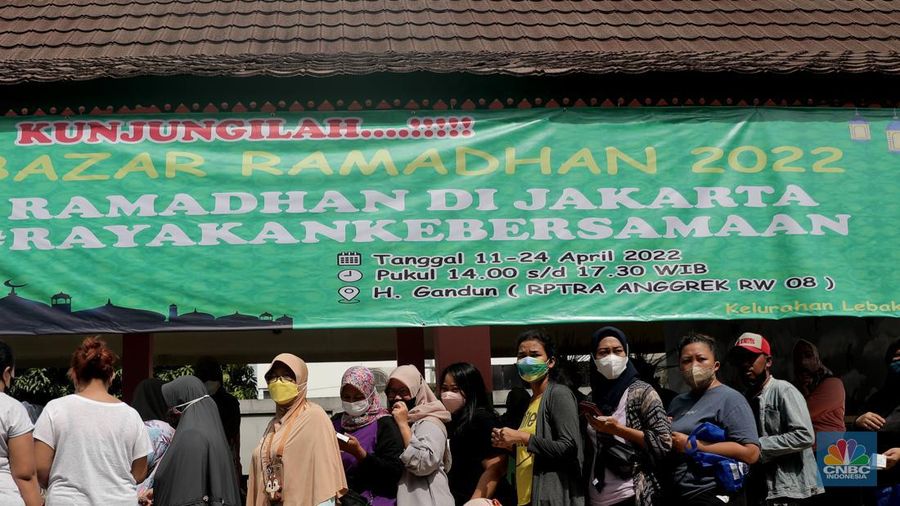 Indonesian Warga mengantri dalam distribusi pangan bersubsidi di Ruang Publik Terpadu Rumah Anak (RPTRA) Anggrek Lebak Bulus, Jakarta, Jumat, (8/4/2022). (CNBC Indonesia/Muhammad Sabki)