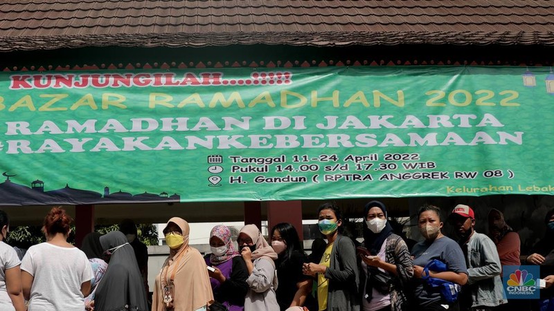 Indonesian Warga mengantri dalam distribusi pangan bersubsidi di Ruang Publik Terpadu Rumah Anak (RPTRA) Anggrek Lebak Bulus, Jakarta, Jumat, (8/4/2022). (CNBC Indonesia/Muhammad Sabki)