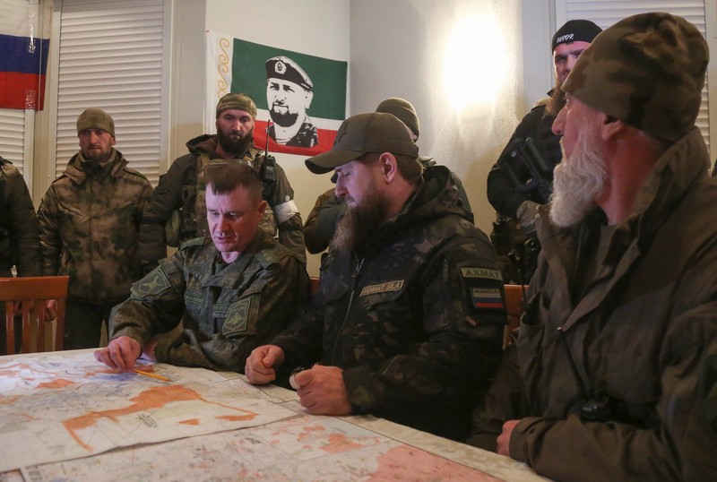 Kepala Republik Chechnya Ramzan Kadyrov menghadiri pertemuan dengan komandan pasukan gabungan ke-8 Rusia Distrik Militer Selatan dan unit pasukan khusus di pusat operasi selama konflik Ukraina-Rusia di kota Mariupol, Ukraina. (REUTERS/CHINGIS KONDAROV) Kepala Republik Chechnya Ramzan Kadyrov menghadiri pertemuan dengan komandan pasukan gabungan ke-8 Rusia Distrik Militer Selatan dan unit pasukan khusus di pusat operasi selama konflik Ukraina-Rusia di kota Mariupol, Ukraina. (REUTERS/CHINGIS KONDAROV)