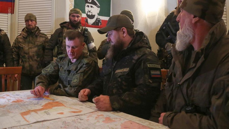 Kepala Republik Chechnya Ramzan Kadyrov menghadiri pertemuan dengan komandan pasukan gabungan ke-8 Rusia Distrik Militer Selatan dan unit pasukan khusus di pusat operasi selama konflik Ukraina-Rusia di kota Mariupol, Ukraina. (REUTERS/CHINGIS KONDAROV)