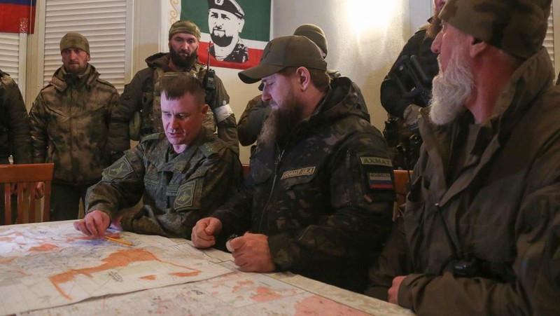 Kepala Republik Chechnya Ramzan Kadyrov menghadiri pertemuan dengan komandan pasukan gabungan ke-8 Rusia Distrik Militer Selatan dan unit pasukan khusus di pusat operasi selama konflik Ukraina-Rusia di kota Mariupol, Ukraina. (REUTERS/CHINGIS KONDAROV)