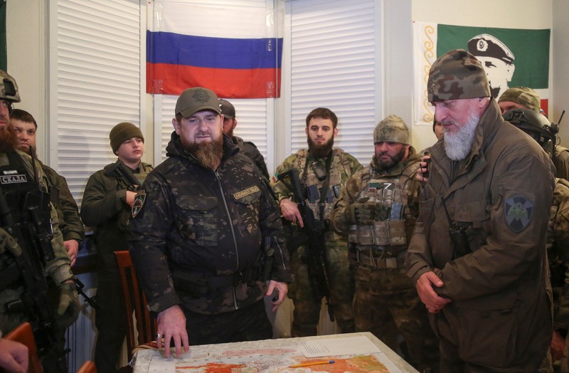 Kepala Republik Chechnya Ramzan Kadyrov menghadiri pertemuan dengan komandan pasukan gabungan ke-8 Rusia Distrik Militer Selatan dan unit pasukan khusus di pusat operasi selama konflik Ukraina-Rusia di kota Mariupol, Ukraina. (REUTERS/CHINGIS KONDAROV) Kepala Republik Chechnya Ramzan Kadyrov menghadiri pertemuan dengan komandan pasukan gabungan ke-8 Rusia Distrik Militer Selatan dan unit pasukan khusus di pusat operasi selama konflik Ukraina-Rusia di kota Mariupol, Ukraina. (REUTERS/CHINGIS KONDAROV)