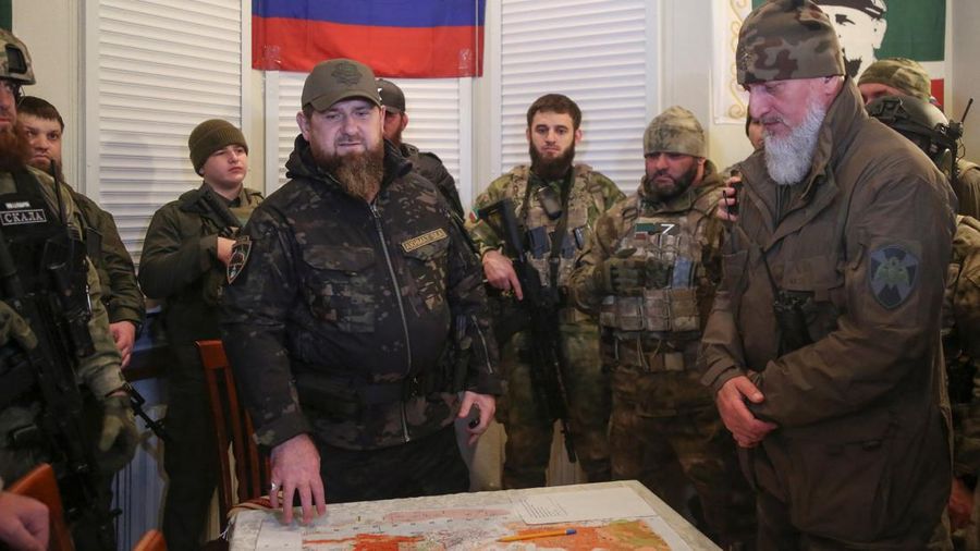 Kepala Republik Chechnya Ramzan Kadyrov menghadiri pertemuan dengan komandan pasukan gabungan ke-8 Rusia Distrik Militer Selatan dan unit pasukan khusus di pusat operasi selama konflik Ukraina-Rusia di kota Mariupol, Ukraina. (REUTERS/CHINGIS KONDAROV)