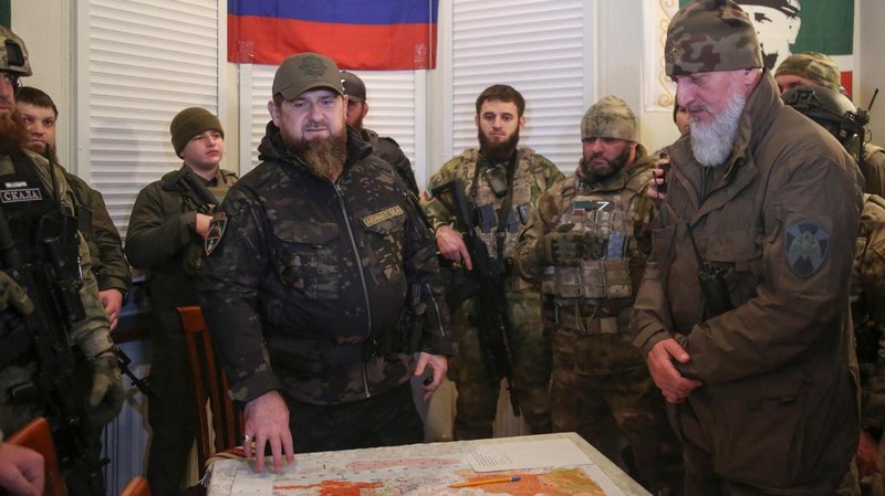 Kepala Republik Chechnya Ramzan Kadyrov menghadiri pertemuan dengan komandan pasukan gabungan ke-8 Rusia Distrik Militer Selatan dan unit pasukan khusus di pusat operasi selama konflik Ukraina-Rusia di kota Mariupol, Ukraina. (REUTERS/CHINGIS KONDAROV)