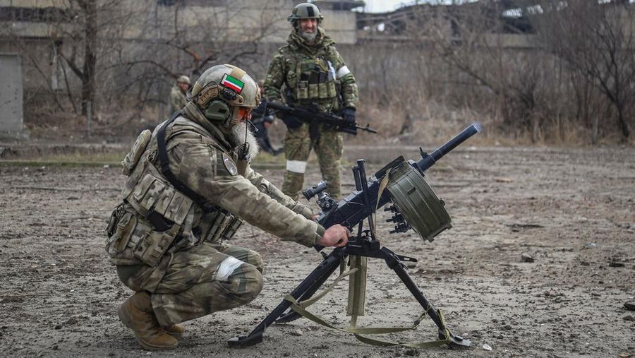 Komandan resimen Zamid Chalaev dari Republik Chechnya menembakkan peluncur granat otomatis saat pertempuran dalam konflik Ukraina-Rusia di kota Mariupol, Ukraina. (REUTERS/STRINGER)