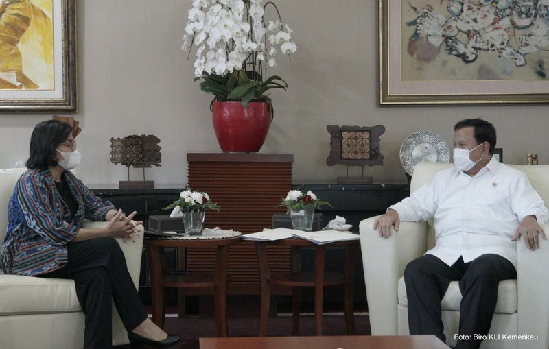 Menteri Pertahanan Letnan Jenderal TNI (Purn.) Prabowo Subianto melakukan pertemuan dengan Menteri Keuangan Sri Mulyani Indrawati di kantor pusat Kementerian Keuangan, Jakarta, Kamis (7/4/2022) pagi. (Dok: Kementerian Pertahanan RI) Menteri Pertahanan Letnan Jenderal TNI (Purn.) Prabowo Subianto melakukan pertemuan dengan Menteri Keuangan Sri Mulyani Indrawati di kantor pusat Kementerian Keuangan, Jakarta, Kamis (7/4/2022) pagi. (Dok: Kementerian Pertahanan RI)