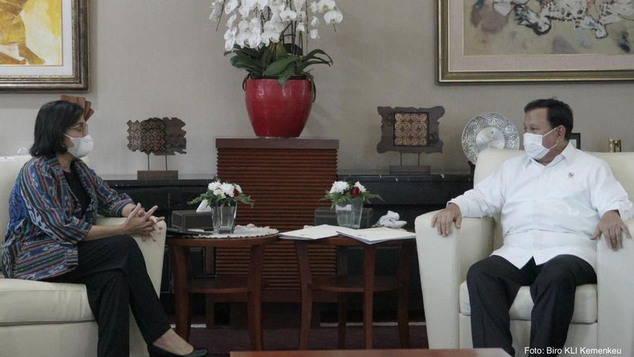 Menteri Pertahanan Letnan Jenderal TNI (Purn.) Prabowo Subianto melakukan pertemuan dengan Menteri Keuangan Sri Mulyani Indrawati di kantor pusat Kementerian Keuangan, Jakarta, Kamis (7/4/2022) pagi. (Dok: Kementerian Pertahanan RI)