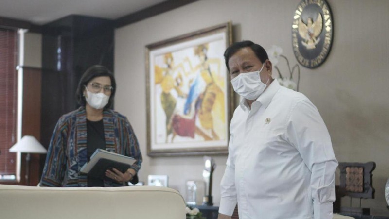 Menteri Pertahanan Letnan Jenderal TNI (Purn.) Prabowo Subianto melakukan pertemuan dengan Menteri Keuangan Sri Mulyani Indrawati di kantor pusat Kementerian Keuangan, Jakarta, Kamis (7/4/2022) pagi. (Dok: Kementerian Pertahanan RI)
