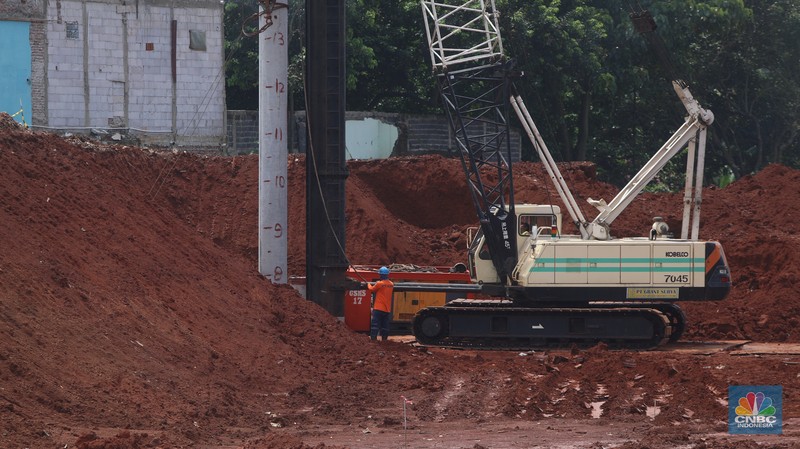Pekerja dengan menngunakan alat berat memasang tiang pancang pada proyek alan Tol Cinere-Jagorawi Seksi 3 Limo-Kukusan di kawasan Limo, Depok, Jawa Barar, Jumat (8/4/2022). ( CNBC Indonesia/Andrean Kristianto) Pekerja dengan menngunakan alat berat memasang tiang pancang pada proyek alan Tol Cinere-Jagorawi Seksi 3 Limo-Kukusan di kawasan Limo, Depok, Jawa Barar, Jumat (8/4/2022). ( CNBC Indonesia/Andrean Kristianto)
