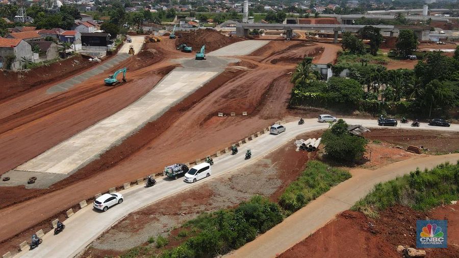 Pekerja dengan menngunakan alat berat memasang tiang pancang pada proyek alan Tol Cinere-Jagorawi Seksi 3 Limo-Kukusan di kawasan Limo, Depok, Jawa Barar, Jumat (8/4/2022). ( CNBC Indonesia/Andrean Kristianto)