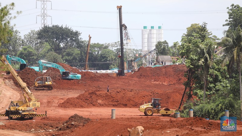 Pekerja dengan menngunakan alat berat memasang tiang pancang pada proyek alan Tol Cinere-Jagorawi Seksi 3 Limo-Kukusan di kawasan Limo, Depok, Jawa Barar, Jumat (8/4/2022). ( CNBC Indonesia/Andrean Kristianto) Pekerja dengan menngunakan alat berat memasang tiang pancang pada proyek alan Tol Cinere-Jagorawi Seksi 3 Limo-Kukusan di kawasan Limo, Depok, Jawa Barar, Jumat (8/4/2022). ( CNBC Indonesia/Andrean Kristianto)