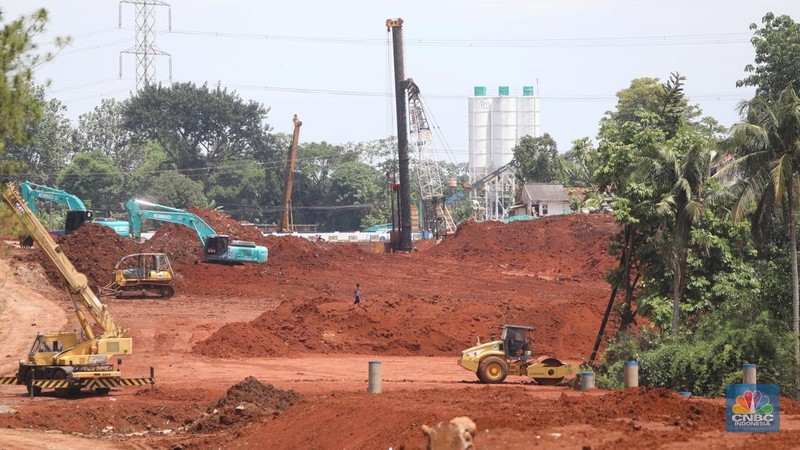 Pekerja dengan menngunakan alat berat memasang tiang pancang pada proyek alan Tol Cinere-Jagorawi Seksi 3 Limo-Kukusan di kawasan Limo, Depok, Jawa Barar, Jumat (8/4/2022). ( CNBC Indonesia/Andrean Kristianto)