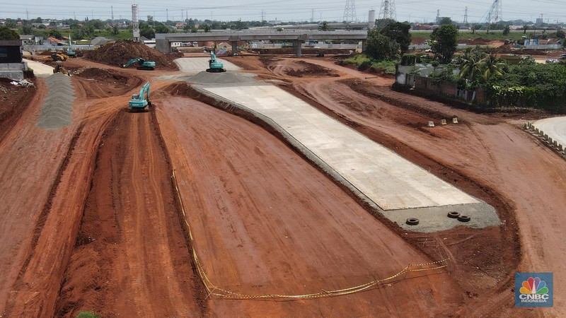 Pekerja dengan menngunakan alat berat memasang tiang pancang pada proyek alan Tol Cinere-Jagorawi Seksi 3 Limo-Kukusan di kawasan Limo, Depok, Jawa Barar, Jumat (8/4/2022). ( CNBC Indonesia/Andrean Kristianto)