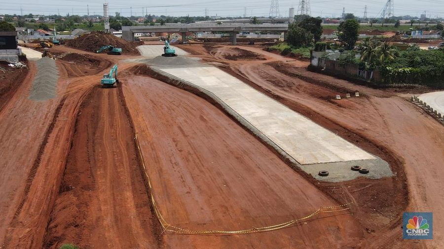 Pekerja dengan menngunakan alat berat memasang tiang pancang pada proyek alan Tol Cinere-Jagorawi Seksi 3 Limo-Kukusan di kawasan Limo, Depok, Jawa Barar, Jumat (8/4/2022). ( CNBC Indonesia/Andrean Kristianto)