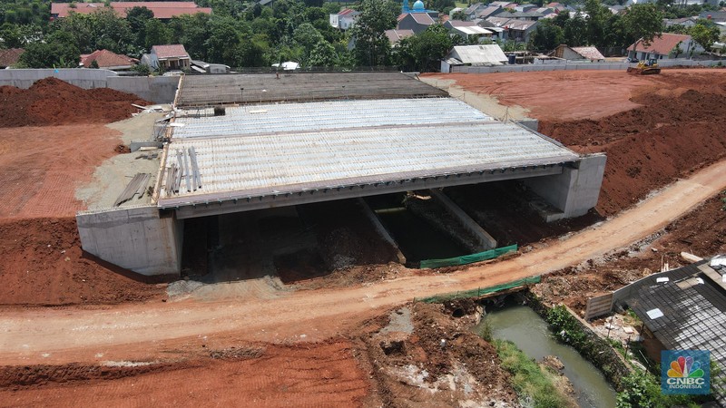 Pekerja dengan menngunakan alat berat memasang tiang pancang pada proyek alan Tol Cinere-Jagorawi Seksi 3 Limo-Kukusan di kawasan Limo, Depok, Jawa Barar, Jumat (8/4/2022). ( CNBC Indonesia/Andrean Kristianto)