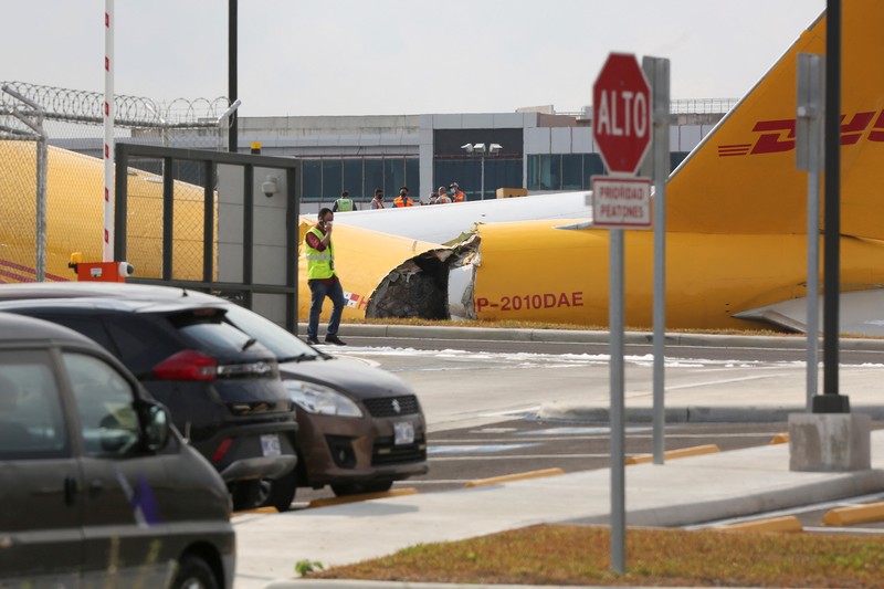 Sebuah pesawat kargo Boeing 757-200 yang dioperasikan oleh DHL melakukan pendaratan darurat sebelum tergelincir dari landasan pacu dan membelah, kata otoritas penerbangan, di Bandara Internasional Juan Santamaria di Alajuela, Kosta Rika, 7 April 2022. (AP/Carlos Gonzalez)