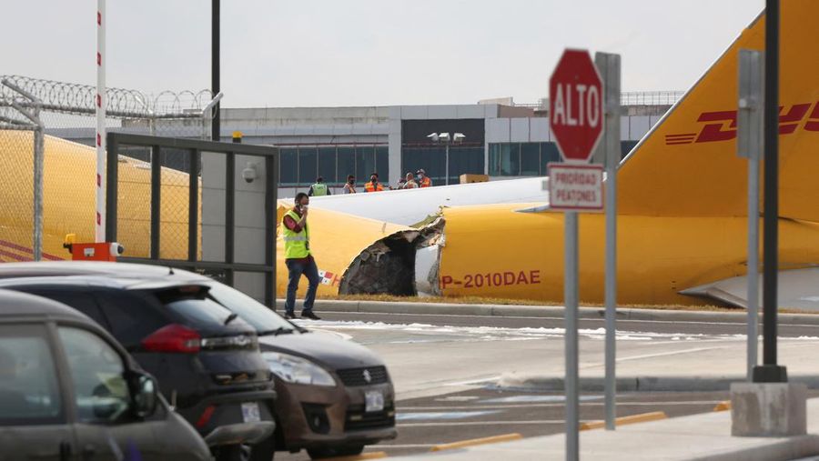 Sebuah pesawat kargo Boeing 757-200 yang dioperasikan oleh DHL melakukan pendaratan darurat sebelum tergelincir dari landasan pacu dan membelah, kata otoritas penerbangan, di Bandara Internasional Juan Santamaria di Alajuela, Kosta Rika, 7 April 2022. (AP/Carlos Gonzalez)