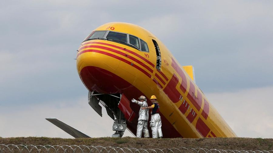 Sebuah pesawat kargo Boeing 757-200 yang dioperasikan oleh DHL melakukan pendaratan darurat sebelum tergelincir dari landasan pacu dan membelah, kata otoritas penerbangan, di Bandara Internasional Juan Santamaria di Alajuela, Kosta Rika, 7 April 2022. (REUTERS/MAYELA LOPEZ)