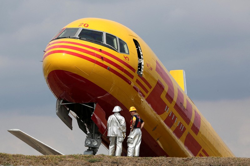 Sebuah pesawat kargo Boeing 757-200 yang dioperasikan oleh DHL melakukan pendaratan darurat sebelum tergelincir dari landasan pacu dan membelah, kata otoritas penerbangan, di Bandara Internasional Juan Santamaria di Alajuela, Kosta Rika, 7 April 2022. (AP/Carlos Gonzalez) Sebuah pesawat kargo Boeing 757-200 yang dioperasikan oleh DHL melakukan pendaratan darurat sebelum tergelincir dari landasan pacu dan membelah, kata otoritas penerbangan, di Bandara Internasional Juan Santamaria di Alajuela, Kosta Rika, 7 April 2022. (AP/Carlos Gonzalez)