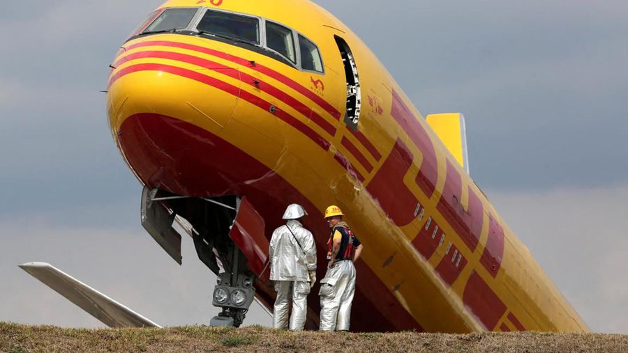 Sebuah pesawat kargo Boeing 757-200 yang dioperasikan oleh DHL melakukan pendaratan darurat sebelum tergelincir dari landasan pacu dan membelah, kata otoritas penerbangan, di Bandara Internasional Juan Santamaria di Alajuela, Kosta Rika, 7 April 2022. (REUTERS/MAYELA LOPEZ)