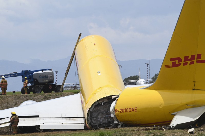 Sebuah pesawat kargo Boeing 757-200 yang dioperasikan oleh DHL melakukan pendaratan darurat sebelum tergelincir dari landasan pacu dan membelah, kata otoritas penerbangan, di Bandara Internasional Juan Santamaria di Alajuela, Kosta Rika, 7 April 2022. (AP/Carlos Gonzalez) Sebuah pesawat kargo Boeing 757-200 yang dioperasikan oleh DHL melakukan pendaratan darurat sebelum tergelincir dari landasan pacu dan membelah, kata otoritas penerbangan, di Bandara Internasional Juan Santamaria di Alajuela, Kosta Rika, 7 April 2022. (AP/Carlos Gonzalez)