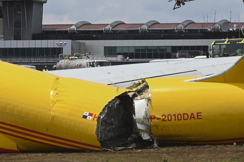 Sebuah pesawat kargo Boeing 757-200 yang dioperasikan oleh DHL melakukan pendaratan darurat sebelum tergelincir dari landasan pacu dan membelah, kata otoritas penerbangan, di Bandara Internasional Juan Santamaria di Alajuela, Kosta Rika, 7 April 2022. (AP/Carlos Gonzalez) Sebuah pesawat kargo Boeing 757-200 yang dioperasikan oleh DHL melakukan pendaratan darurat sebelum tergelincir dari landasan pacu dan membelah, kata otoritas penerbangan, di Bandara Internasional Juan Santamaria di Alajuela, Kosta Rika, 7 April 2022. (AP/Carlos Gonzalez)