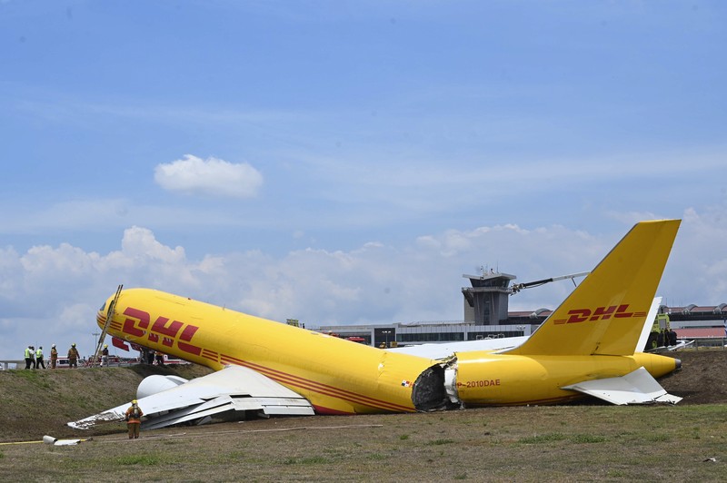 Aktivis Greenpeace hadang kapal berlogo Pertamina. (Tangkapan layar situs resmi Greenpeace)