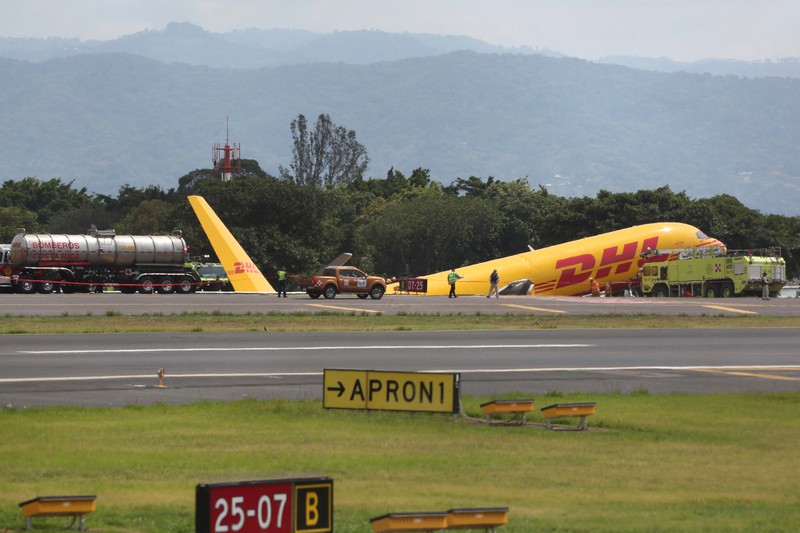Sebuah pesawat kargo Boeing 757-200 yang dioperasikan oleh DHL melakukan pendaratan darurat sebelum tergelincir dari landasan pacu dan membelah, kata otoritas penerbangan, di Bandara Internasional Juan Santamaria di Alajuela, Kosta Rika, 7 April 2022. (AP/Carlos Gonzalez) Sebuah pesawat kargo Boeing 757-200 yang dioperasikan oleh DHL melakukan pendaratan darurat sebelum tergelincir dari landasan pacu dan membelah, kata otoritas penerbangan, di Bandara Internasional Juan Santamaria di Alajuela, Kosta Rika, 7 April 2022. (AP/Carlos Gonzalez)