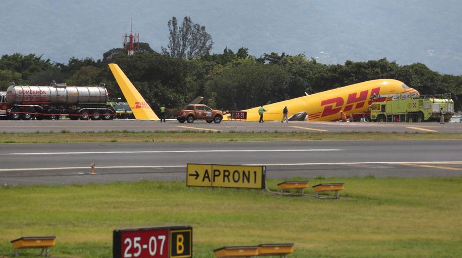 Sebuah pesawat kargo Boeing 757-200 yang dioperasikan oleh DHL melakukan pendaratan darurat sebelum tergelincir dari landasan pacu dan membelah, kata otoritas penerbangan, di Bandara Internasional Juan Santamaria di Alajuela, Kosta Rika, 7 April 2022. (AP/Carlos Gonzalez)