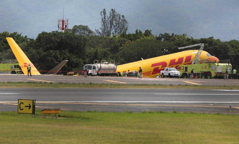 Sebuah pesawat kargo Boeing 757-200 yang dioperasikan oleh DHL melakukan pendaratan darurat sebelum tergelincir dari landasan pacu dan membelah, kata otoritas penerbangan, di Bandara Internasional Juan Santamaria di Alajuela, Kosta Rika, 7 April 2022. (AP/Carlos Gonzalez) Sebuah pesawat kargo Boeing 757-200 yang dioperasikan oleh DHL melakukan pendaratan darurat sebelum tergelincir dari landasan pacu dan membelah, kata otoritas penerbangan, di Bandara Internasional Juan Santamaria di Alajuela, Kosta Rika, 7 April 2022. (AP/Carlos Gonzalez)